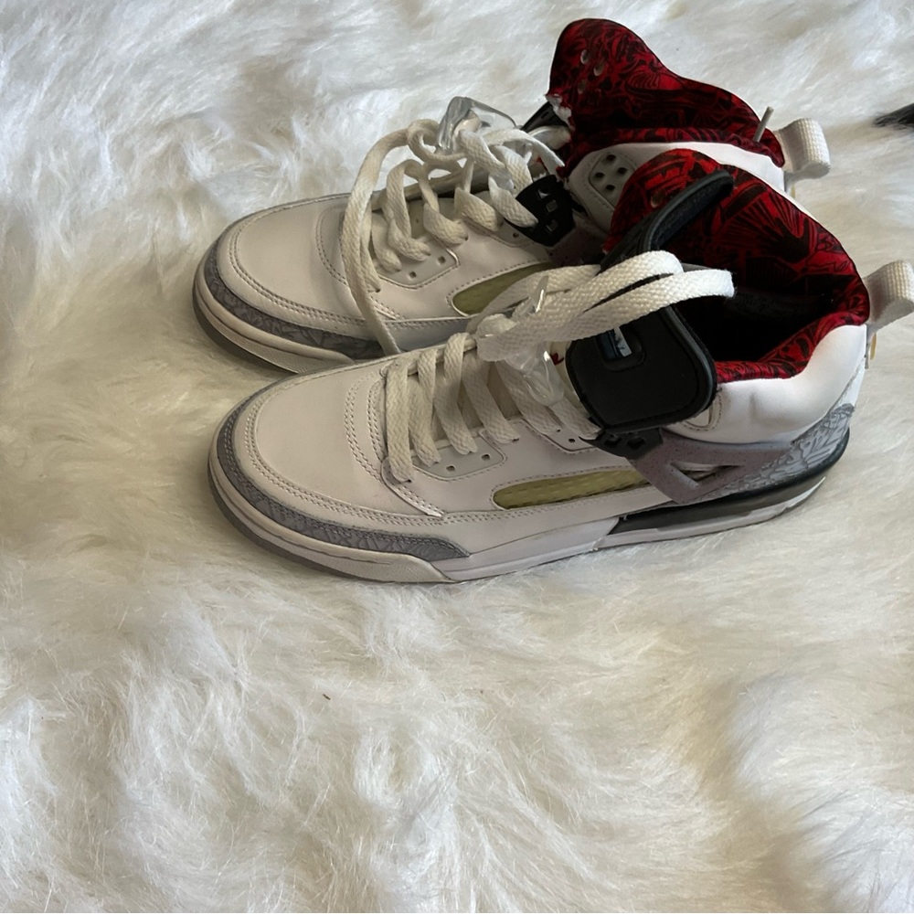 Kids size 7 Jordan Spizikes. Great condition.